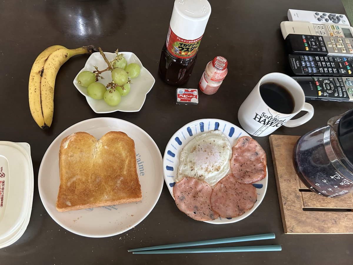 yatuetaka's tweet photo. おはようさん😄🙋‍♂️☁️☀️
朝ごパン🍞🍳🧀🥓🍇☕️😋🙋‍♂️ https://t.co/G2WWKKxfIa