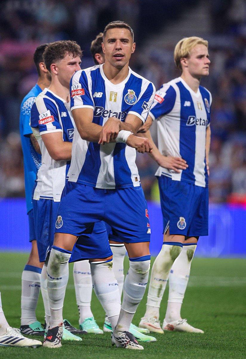 DragaoNews1893's tweet photo. *Hwang a festejar o aniversário com os adeptos*

Bednarek: https://t.co/n4Afs8tYuF