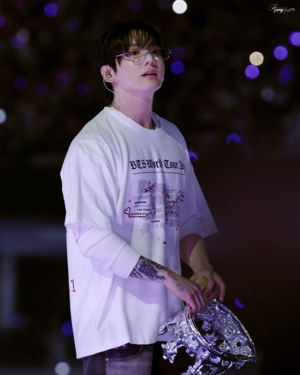 standinextokoo's tweet photo. i can’t get over how pretty he looked on his birthday https://t.co/QyC0cW5jCu