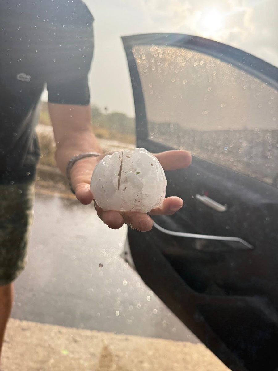 JuaniAyoroaOK's tweet photo. INFO> Brutal caída de granizo en La Francia, Córdoba está tarde🧊. Miren ese tamaño...
#Cordoba #granizo #tormenta #Argentina https://t.co/zds1DY9Ust