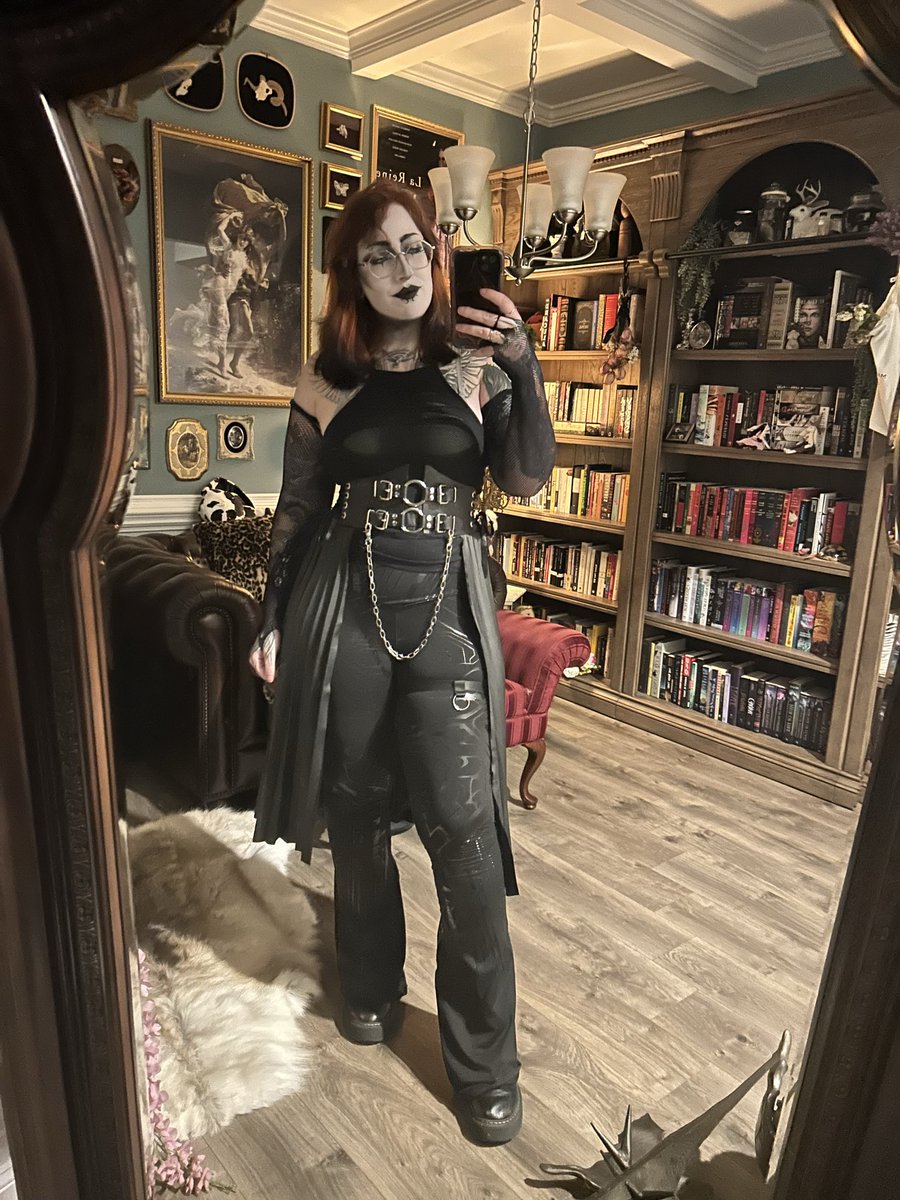 cynnister66's tweet photo. Goth club https://t.co/AFKaNyHO6m