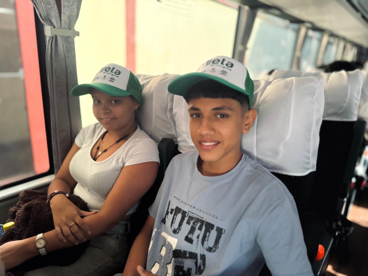 GobMeta's tweet photo. 60 estudiantes de 15 municipios del Meta emprendieron su viaje hacia Montenegro, Quindío, donde vivirán una inmersión en inglés como parte de Meta Bilingüe. Una oportunidad para practicar el idioma, aprender en nuevos escenarios y fortalecer sus habilidades para comunicarse. https://t.co/BheEH5nh87