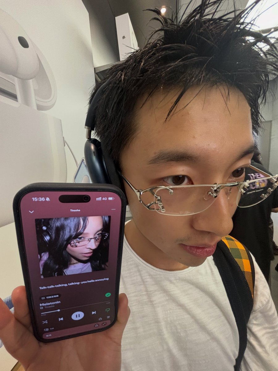 tinashebr's tweet photo. quando essa pose viralizar no tiktok com as pessoas postando foto com vários óculos diferentes https://t.co/Vz1XkF8a55