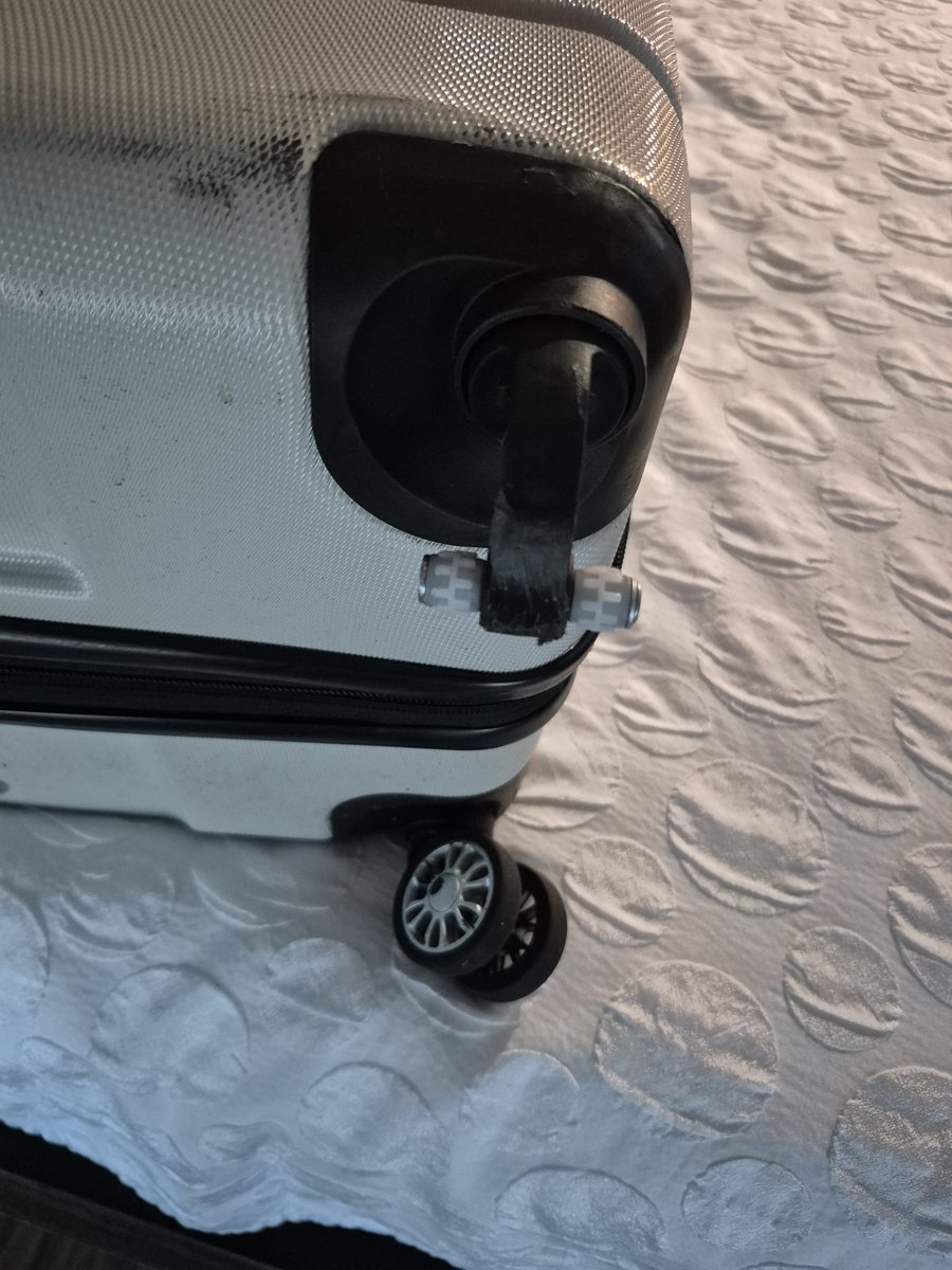 BoNorman3's tweet photo. @AmericanAir how did y'all manage this? Didn't even see it until I got to my hotel, but thanks for another ruined bag. https://t.co/mKQSomfuDr