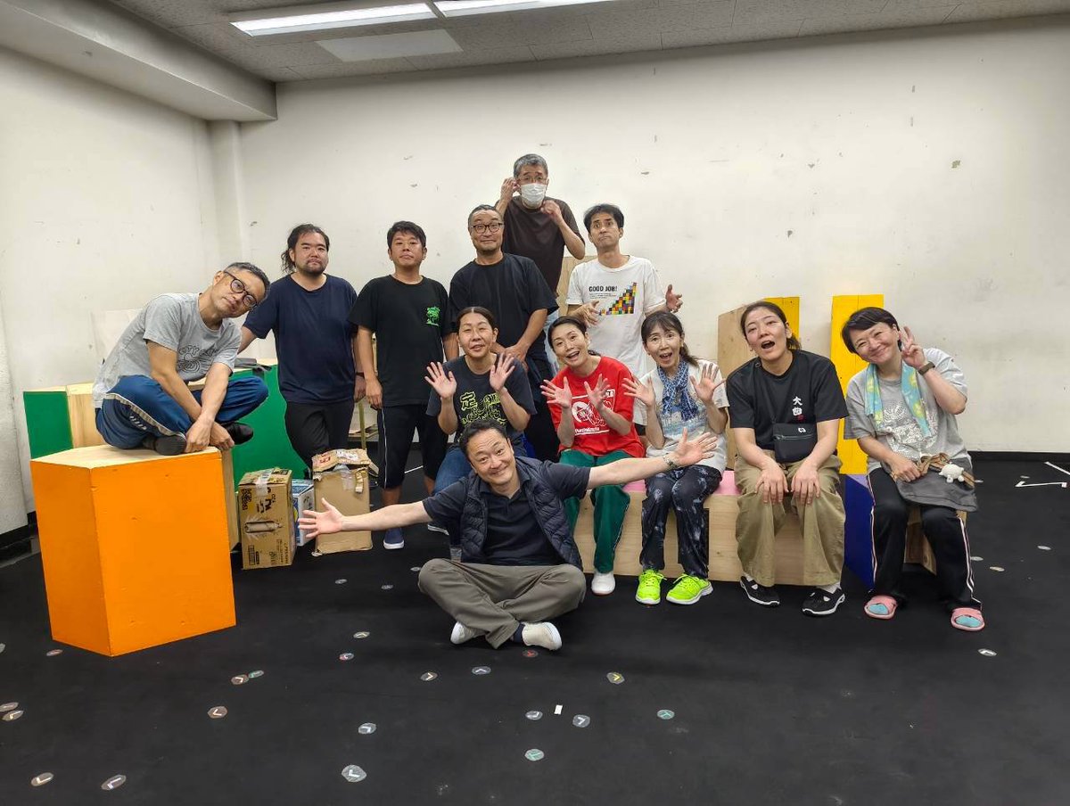 tateyokokikaku's tweet photo. 最終稽古を終え、本日劇場入りです。
生憎の台風ですが、、、初日にはお天気も回復するとの予想。
初日は完売しましたが、他の回はまだご予約いただけます。
京都公演での手応えを元に、更にパワーアップした作品をお届けします。
是非ご来場下さい！

#タテヨコ��画
#誰かの町2026
@下北沢小劇場B1 https://t.co/kahlfzIlzl