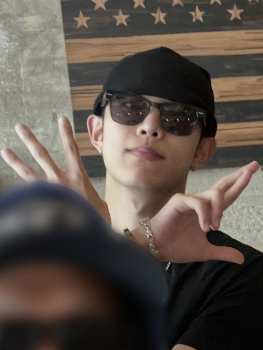 terjemahinRYUL's tweet photo. 260921 📸

#률 #RYUL #롱샷 #LNGSHOT https://t.co/vFImQTebnz