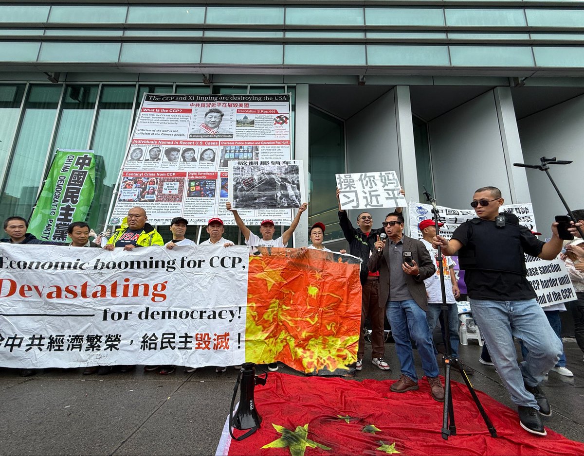 BAIQIFAN's tweet photo. 今天的游行队伍中有人受到小粉红动手袭击，结果被纽约警方神速就擒.“炸弹恐吓”是吓不到反共勇士的 大家華盛頓見✊ https://t.co/fZvFYg5NaL