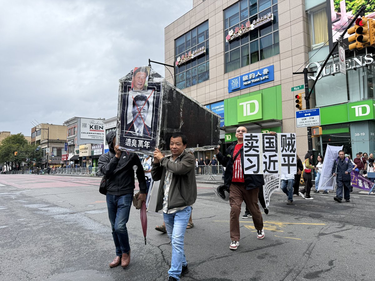 BAIQIFAN's tweet photo. 今天的游行队伍中有人受到小粉红动手袭击，结果被纽约警方神速就擒.“炸弹恐吓”是吓不到反共勇士的 大家華盛頓見✊ https://t.co/fZvFYg5NaL