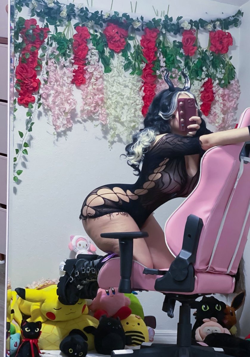 Lisabrites's tweet photo. Ela gosta de se exibir pras amigas, mas uma delas explanou por que traiu com o namorado! fio da meada na bio 🧶 https://t.co/GOA2bvkecA