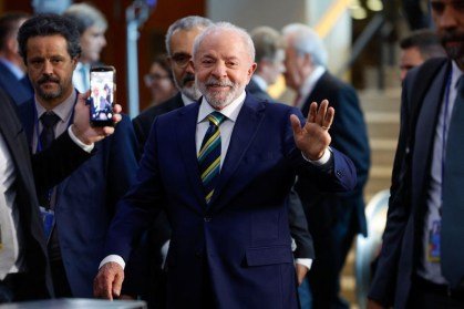 CostaJr2023's tweet photo. Lula, o maior estadista do mundo chegando a Nova York para mais uma reunião da Assembleia Geral da ONU! Vai @LulaOficial mostra pra eles de novo a força e o tamanho do Brasil 🇧🇷
LULA LÍDER MUNDIAL https://t.co/6tKvlDYLCl