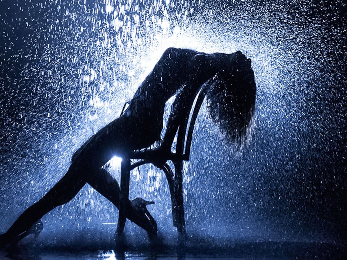 valeriecres's tweet photo. Lo que flashea el camarógrafo que filma a Paredes bajo la lluvia https://t.co/TbNAGs7qmj