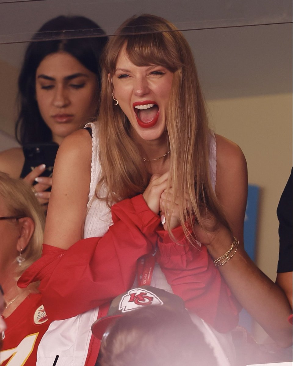 updateswiftbr's tweet photo. ICÔNICO! ❤️

Há três anos, Taylor Swift comparecia ao seu PRIMEIRO jogo do Kansas City Chiefs, confirmando os rumores de que estava saindo com Travis Kelce.

Após a partida, os dois deixaram o estádio em um Chevrolet Chevelle 1970, o mesmo modelo de carro que, anos mais tarde, seria sorteado durante o casamento do casal.