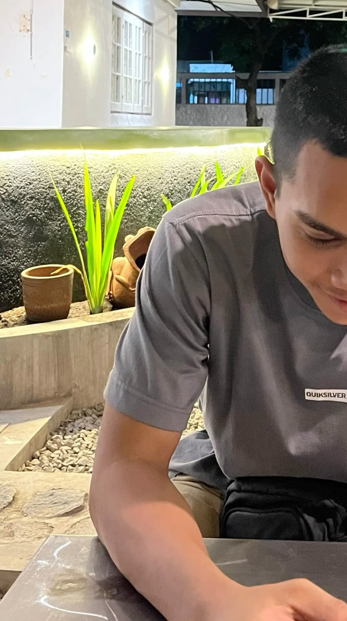 txtharihariWNI's tweet photo. Adik gue lulus S1 tahun lalu. IPK 3,87, cumlaude.

Udah 11 bulan lebih dia nganggur di rumah.

Kerjaan pertama yang akhirnya dia dapet setelah 47 lamaran? Jaga kasir minimarket di daerah Tangerang. Gaji Rp1,65 juta per bulan, shift 8 jam sehari.

Gue nulis ini bukan buat nyalahin dia, apalagi kampusnya. Tapi karena gue yakin ada ribuan orang lain yang ngalamin persis kayak gini.

Dari kecil ditanemin satu janji: “Yang penting kuliah, nanti hidup lo aman.”

Sekarang mereka yang udah lulus malah bingung sendiri. Kok udah cumlaude tapi panggilan kerja nggak datang?

Gue ngitung, adik gue kirim 47 lamaran dalam 3 bulan. Yang bales cuma 2 dan itu pun gagal.

Gue nggak lagi nyerang dunia kuliah. Tapi ada satu hal yang bikin gue kepikiran ulang akhir-akhir ini.

Dulu ijazah itu kunci buat masuk kerja. Sekarang, ijazah itu cuma tiket buat ikut antre.

Semua pelamar pegang tiket yang sama persis. Pembedanya cuma satu: apa yang lo punya selain ijazah itu.

Kakak gue, Rani, udah 12 tahun jadi HRD dan udah interview 2.400 orang lebih.

Dia cerita jujur pas gue nanya sore itu.

“Dari 200 lamaran yang masuk, hampir semua sarjana.”

“Yang gue panggil interview cuma 8 orang.”

“Yang CV-nya nunjukin portfolio dan project nyata, IPK malah gue taruh belakang.”

Gue langsung ngecek CV adik gue dan ngerti kenapa nggak kepanggil.

Adik gue ngabisin 4 tahun belajar teori doang. Skripsinya 124 halaman, ngerjainnya sampai begadang tiap malam.

Tapi giliran interview kerja pertama, HR nanya satu hal.

“Kamu pernah pegang project apa aja selama kuliah?”

Dia jawab, “Belum pernah, Kak. Paling tugas kelompok doang.”

Bukan karena dia nggak mampu. Tapi selama 4 tahun itu emang nggak ada yang ngarahin bikin karya nyata.

Dari situ gue ngajak adik gue ngobrol pelan-pelan.

Gue nanya, “Selama kuliah lo pernah bikin apa yang bisa dilihat orang?”

Dia jawab, “Nggak ada, paling presentasi kelas.”

Gue bilang, “Coba kita ubah 3 bulan ke depan jadi ajang bikin bukti.”

Nggak perlu muluk-muluk, yang penting nyata dan bisa dilihat HR.

Akhirnya dia mutusin bikin 3 project kecil sesuai jurusannya.

Project pertama, dia bikin studi kasus 14 halaman pakai data beneran.

Project kedua, dia bantu UMKM tetangga bikin laporan keuangan sederhana selama 21 hari.

Project ketiga, dia bikin video presentasi 4 menit yang jelasin prosesnya.

Gue bantu ngarahin biar hasilnya rapi dan bisa diunggah di link portfolio.

Dia bilang, “Gue baru ngeh, ternyata bikin kayak gini nggak serumit skripsi.”

Bedanya langsung kerasa pas dia ngirim lamaran lagi.

Dari 15 lamaran baru, ada 4 yang bales dalam 10 hari. Dua di antaranya ngajak interview online 30 menit.

Pas interview, dia nggak lagi cerita IPK, tapi cerita project itu.

“Gue pernah bantu UMKM naikin pencatatan jadi rapi dalam 21 hari,” dia bilang sambil nunjukin file.

HR langsung nanya lebih dalam, bukan lagi nanya nilai.

Hasilnya, 2 minggu kemudian dia dapat panggilan pertama setelah 4 bulan sepi.

Gaji awal Rp4,8 juta di Tangerang, bukan Rp1,65 juta lagi. Kontrak 6 bulan dengan target yang jelas.

Dia cerita sambil nunjukin chat HR di HP-nya.

“Selamat datang di tahap kontrak ya,” tulis HR jam 9 pagi.

Gue ngelihat mukanya beda banget. Lebih lega dan percaya diri.

Gue belajar satu hal dari adik gue yang umur 21 ini.

Ijazah itu penting, tapi tanpa bukti nyata, lo cuma jadi angka di tumpukan ratusan lamaran.

Kalau lo lagi di fase ngirim puluhan lamaran tapi sepi, coba cek lagi apa yang bisa lo tunjukin selain IPK.

Ubah cerita jadi angka. Portfolio jadi bukti, bukan cuma daftar pengalaman.

Menurut kalian, di dunia kerja sekarang, IPK masih jadi faktor utama atau portfolio dan pengalaman justru lebih dilihat?