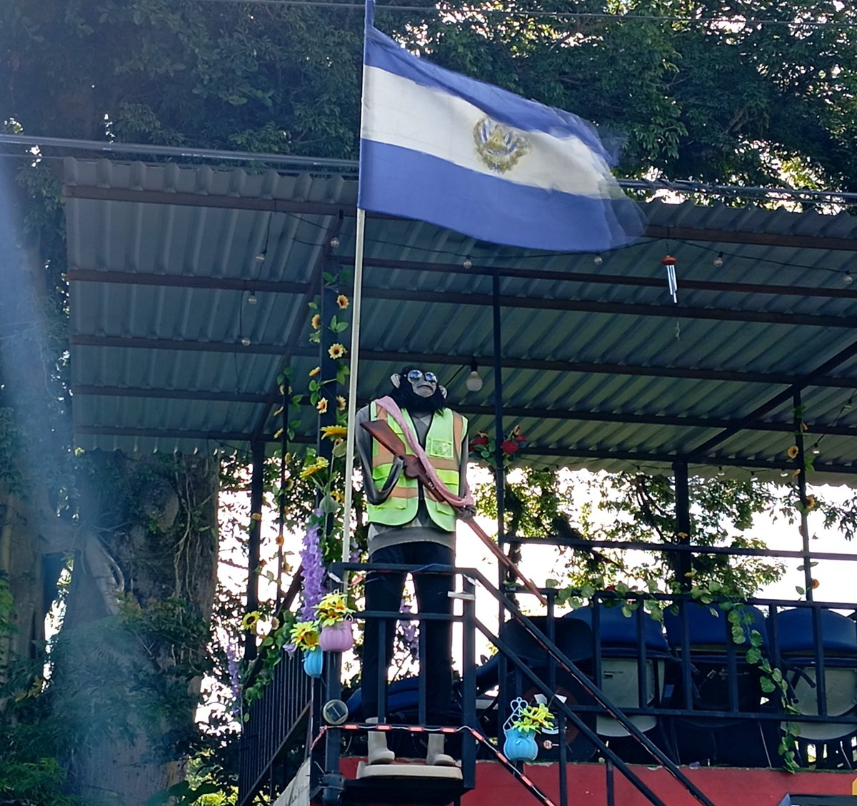 Foto en negocio sobre la carretera que de Santa Ana conduce a Los Naranjos, Sonsonate 📍