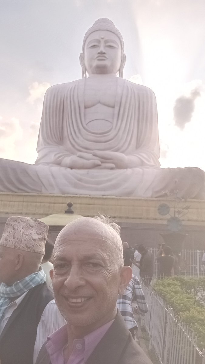 BanjadeCn's tweet photo. 🙏न तेन पण्डितो होति यावता बहु भासति।
खेमी अवेरी अभयो "पण्डितो" ति पवुच्चति॥ (धम्मपद)
🙏
धेरै बोल्दैमा विद्वान या कुशल मार्गदर्शक बनिदैन। जसले अरूलाई सुरक्षा दिन्छ, वैर वा घृणाभावबाट मुक्त छ, शांत छ त्यो वास्तवमा शासन या समाजको सच्चा मार्गदर्शक बन्न सक्दछ।
सुप्रभात 🌺शुभ दिन।🌺 https://t.co/TXXNcwGZgP