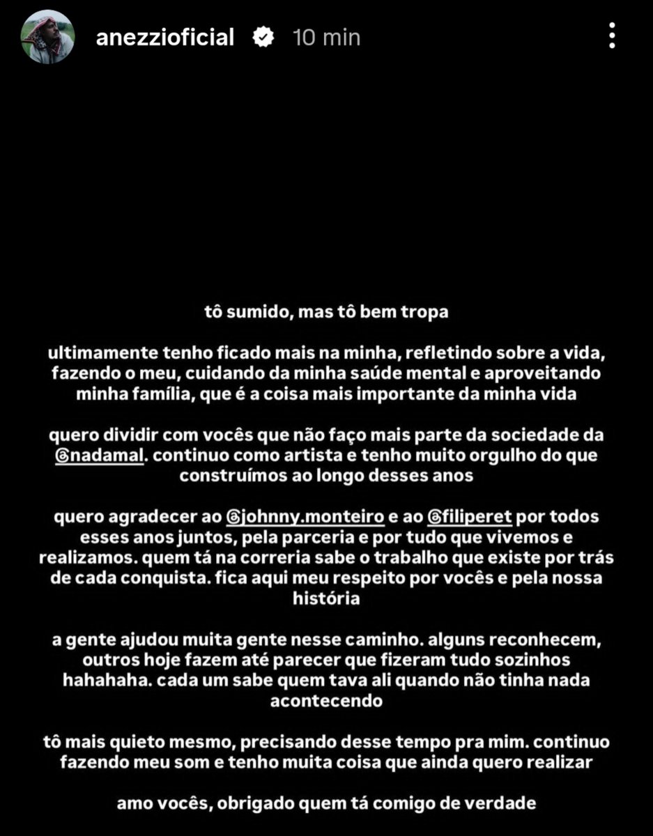ouve_muito's tweet photo. 🚨 Anezzi revela que não faz mais parte da sociedade da NADAMAL, mas continua como artista do selo!

Filipe Ret, Johnny Monteiro e Dallass seguem na sociedade.

"Tô sumido, mas tô bem tropa

Ultimamente tenho ficado mais na minha, refletindo sobre a vida, fazendo o meu, cuidando da minha saúde mental e aproveitando minha família, que é a coisa mais importante da minha vida

Quero dividir com vocês que não faço mais parte da sociedade da NADAMAL. continuo como artista e tenho muito orgulho do que construímos ao longo desses anos

Quero agradecer ao Johnny Monteiro e ao Filipe Ret por todos esses anos juntos, pela parceria e por tudo que vivemos e realizamos. quem tá na correria sabe o trabalho que existe por trás de cada conquista. fica aqui meu respeito por vocês e pela nossa história

A gente ajudou muita gente nesse caminho. alguns reconhecem, outros hoje fazem até parecer que fizeram tudo sozinhos hahahaha. cada um sabe quem tava ali quando não tinha nada acontecendo

Tô mais quieto mesmo, precisando desse tempo pra mim. continuo fazendo meu som e tenho muita coisa que ainda quero realizar

Amo vocês, obrigado quem tá comigo de verdade

Deixa eles vacilar, quem não pode vacilar sou eu

Tenho certeza que com o tempo, tudo se resolve e muita coisa se explica. a ingratidão faz parte do ser humano, ainda mais quando existe dinheiro envolvido".