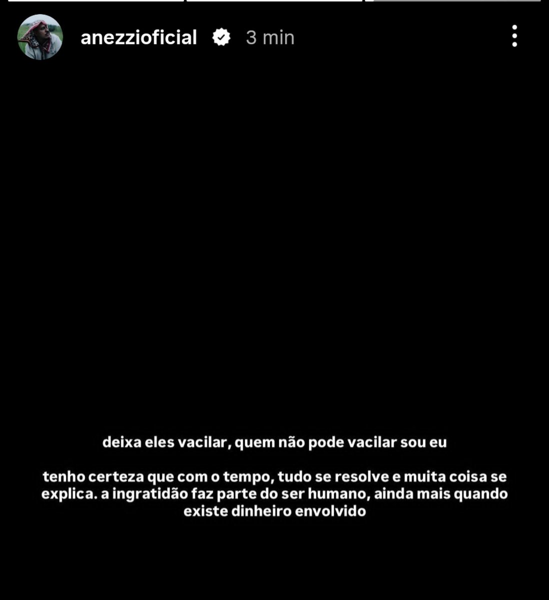 ouve_muito's tweet photo. 🚨 Anezzi revela que não faz mais parte da sociedade da NADAMAL, mas continua como artista do selo!

Filipe Ret, Johnny Monteiro e Dallass seguem na sociedade.

"Tô sumido, mas tô bem tropa

Ultimamente tenho ficado mais na minha, refletindo sobre a vida, fazendo o meu, cuidando da minha saúde mental e aproveitando minha família, que é a coisa mais importante da minha vida

Quero dividir com vocês que não faço mais parte da sociedade da NADAMAL. continuo como artista e tenho muito orgulho do que construímos ao longo desses anos

Quero agradecer ao Johnny Monteiro e ao Filipe Ret por todos esses anos juntos, pela parceria e por tudo que vivemos e realizamos. quem tá na correria sabe o trabalho que existe por trás de cada conquista. fica aqui meu respeito por vocês e pela nossa história

A gente ajudou muita gente nesse caminho. alguns reconhecem, outros hoje fazem até parecer que fizeram tudo sozinhos hahahaha. cada um sabe quem tava ali quando não tinha nada acontecendo

Tô mais quieto mesmo, precisando desse tempo pra mim. continuo fazendo meu som e tenho muita coisa que ainda quero realizar

Amo vocês, obrigado quem tá comigo de verdade

Deixa eles vacilar, quem não pode vacilar sou eu

Tenho certeza que com o tempo, tudo se resolve e muita coisa se explica. a ingratidão faz parte do ser humano, ainda mais quando existe dinheiro envolvido".