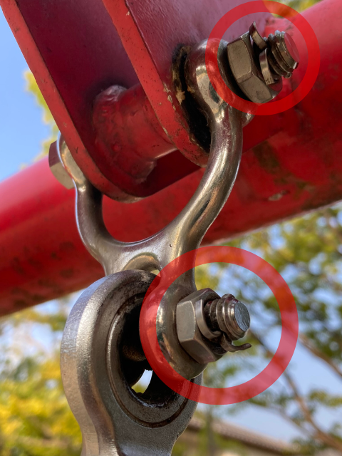 sibucho_labo's tweet photo. 【身近な機械要素】
公園のブランコの継ぎ手に"割りピン"を発見👀

割りピンは、緩み止めの一種。ボルトに穴を開け、ナットを絞めこんだ後にピンを通して折り曲げるぞ。これにより、ボルトの脱落を防ぐ。故に安心してブランコで遊べる🥳

小さいピンにも大きな役割、子供を守る大事な部品だ‼️ https://t.co/vNyAisYg1H