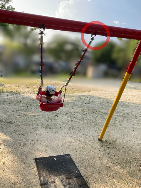 sibucho_labo's tweet photo. 【身近な機械要素】
公園のブランコの継ぎ手に"割りピン"を発見👀

割りピンは、緩み止めの一種。ボルトに穴を開け、ナットを絞めこんだ後にピンを通して折り曲げるぞ。これにより、ボルトの脱落を防ぐ。故に安心してブランコで遊べる🥳

小さいピンにも大きな役割、子供を守る大事な部品だ‼️ https://t.co/vNyAisYg1H