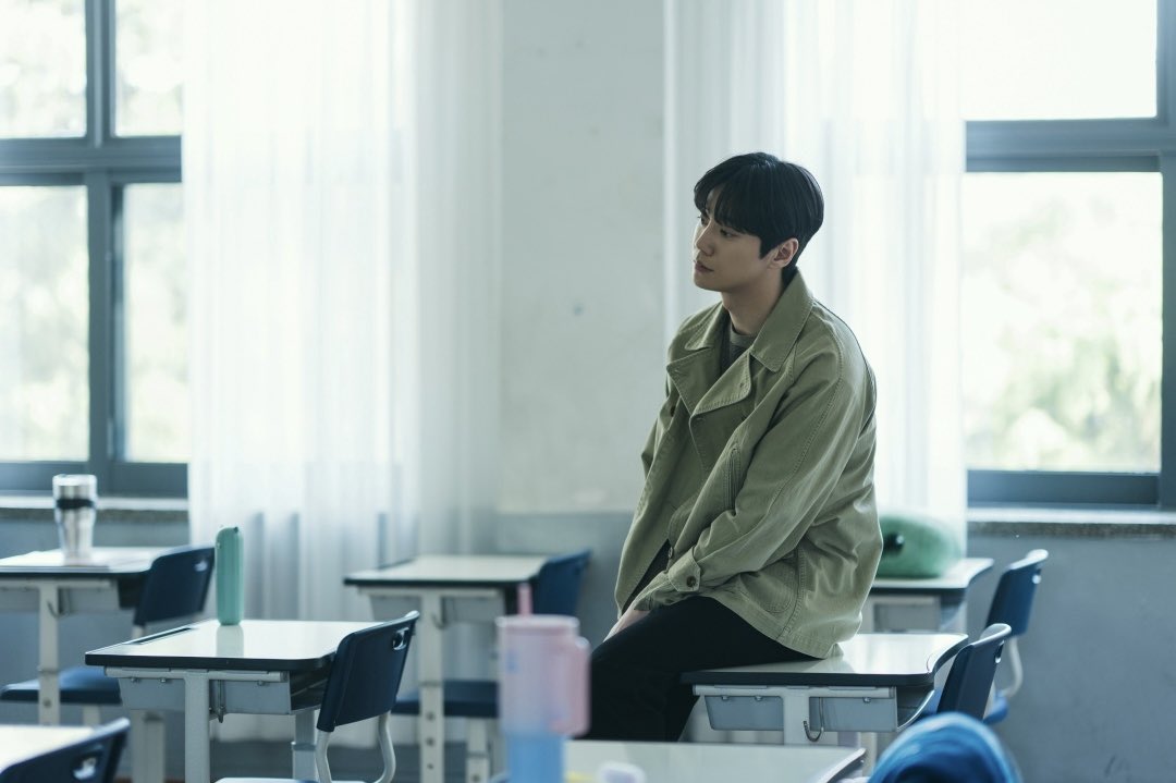 by_jun97's tweet photo. 포핸즈 7-8화 비하인드컷 #이준영 

강비오에게는 다시 일어설 손을 내밀면서 뒤에서는 
“어느 지점에서 떨어뜨려야 제일 괴로울지” 
를 고민하는 최정요. 따뜻한 눈빛과 차갑게 식은 얼굴을 오가며 한 인물 안의 상반된 감정을 끌어내고 있다. https://t.co/TIrAnA7MsV