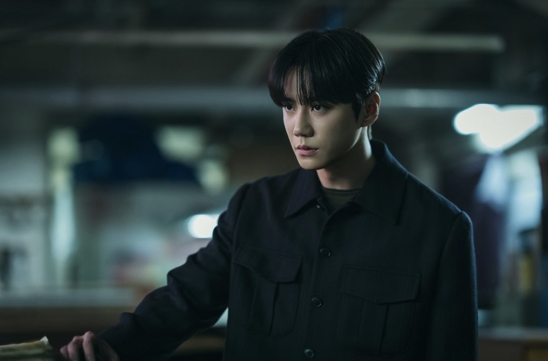 by_jun97's tweet photo. 포핸즈 7-8화 비하인드컷 #이준영 

강비오에게는 다시 일어설 손을 내밀면서 뒤에서는 
“어느 지점에서 떨어뜨려야 제일 괴로울지” 
를 고민하는 최정요. 따뜻한 눈빛과 차갑게 식은 얼굴을 오가며 한 인물 안의 상반된 감정을 끌어내고 있다. https://t.co/TIrAnA7MsV