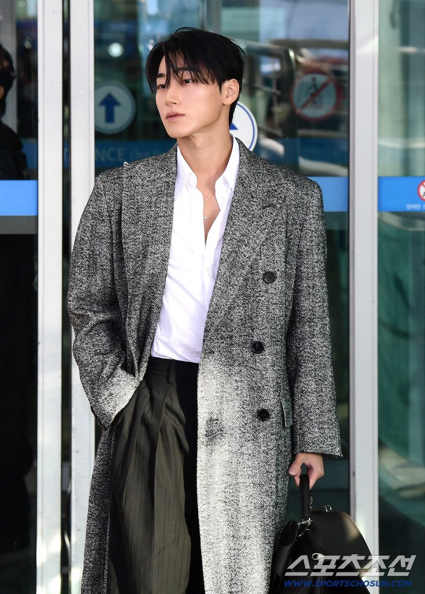 manduuisback's tweet photo. @ATEEZofficial @dolcegabbana Dolce&amp;Gabbana MFW 출국 #최산 📸

#DOLCEGABBANA #DGxSan 
@ATEEZofficial @dolcegabbana https://t.co/Ddi6GVFmD5
