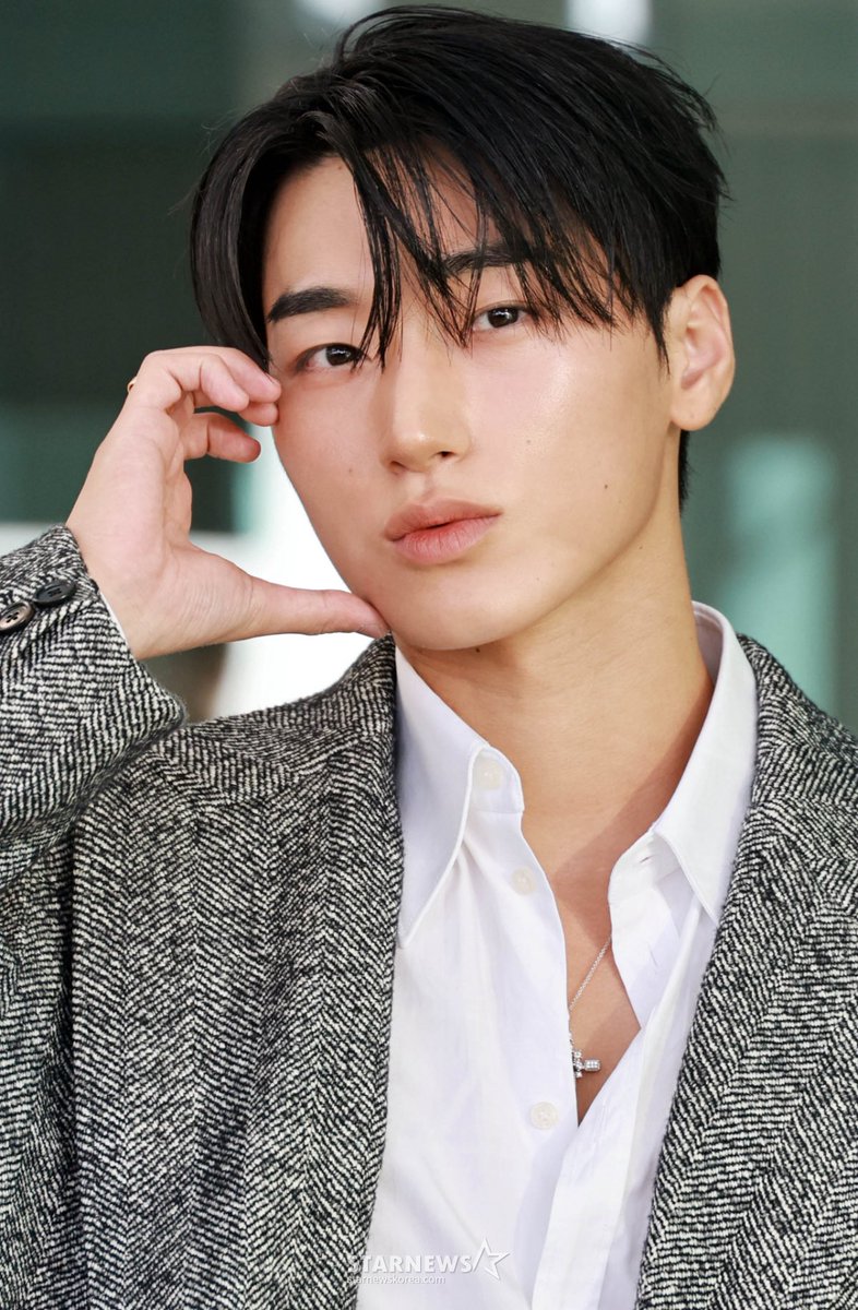 manduuisback's tweet photo. @ATEEZofficial @dolcegabbana Dolce&amp;Gabbana MFW 출국 #최산 📸

#DOLCEGABBANA #DGxSan 
@ATEEZofficial @dolcegabbana https://t.co/6kZD3OWbyr
