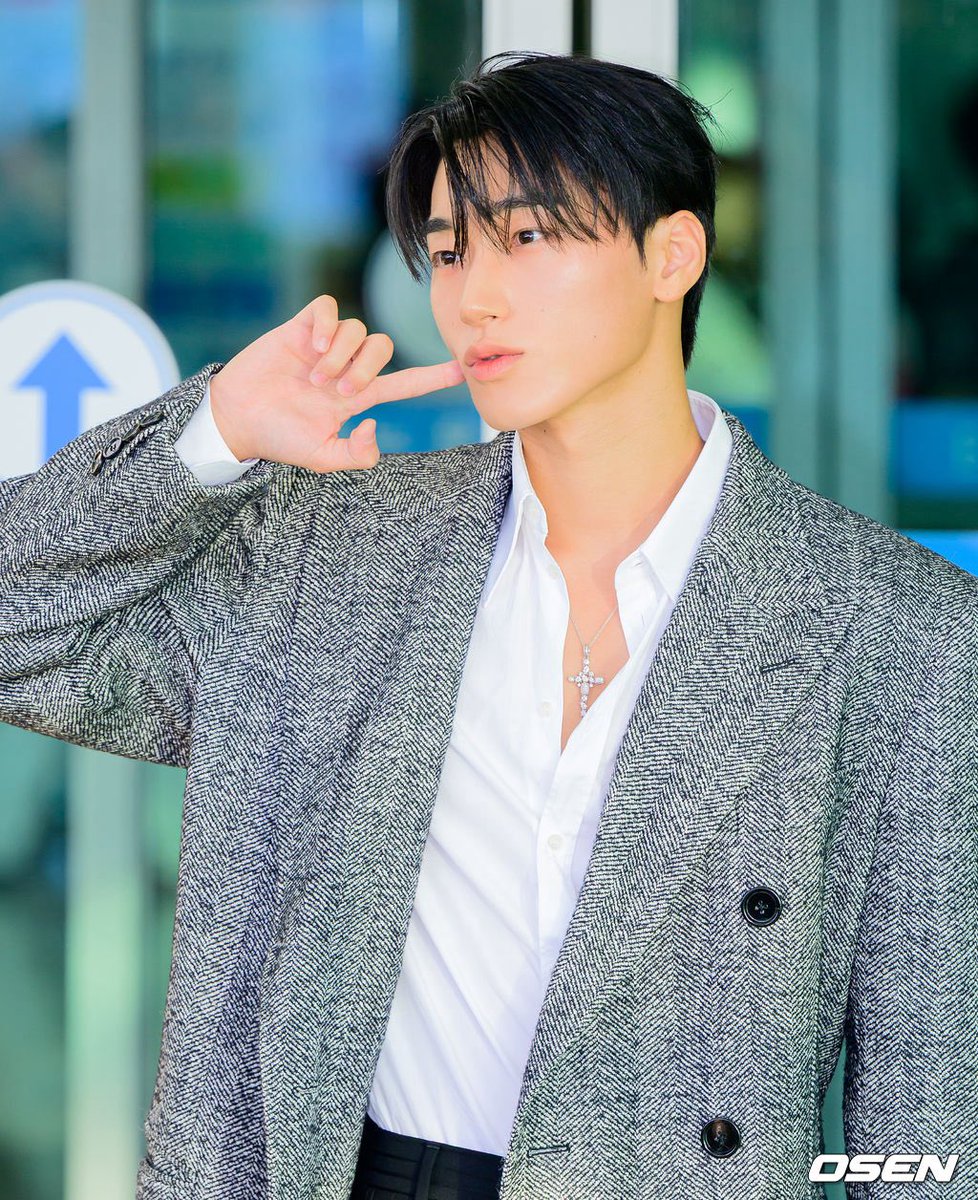 manduuisback's tweet photo. @ATEEZofficial @dolcegabbana Dolce&amp;Gabbana MFW 출국 #최산 📸

#DOLCEGABBANA #DGxSan 
@ATEEZofficial @dolcegabbana https://t.co/6kZD3OWbyr