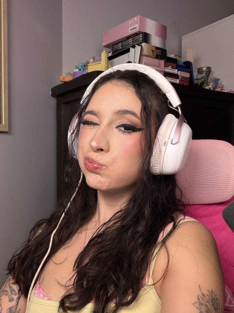 kittykatelin's tweet photo. sorry i lied there’s no s*x. which system do u wanna play on ^-^ https://t.co/YD8ZMT5JHV