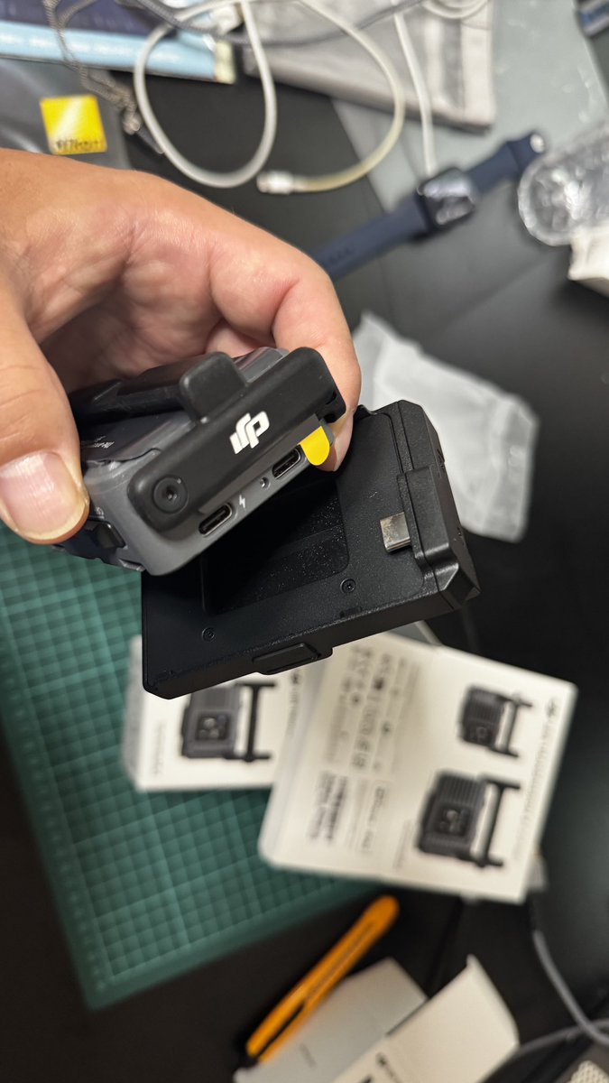 yossyshacho's tweet photo. 自宅に久しぶりに戻り受け取りました。
想像を超えて小さかった。
#dji https://t.co/vtqdaPXoeI