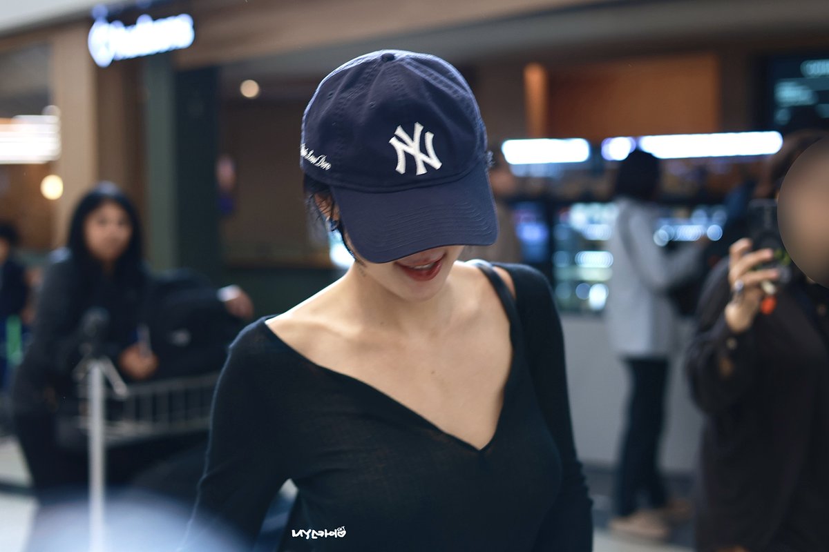 My_Skyy_'s tweet photo. 260921 멜버른 입국

#마마무 #화사 #MAMAMOO #HWASA https://t.co/8ebLm2x8lt