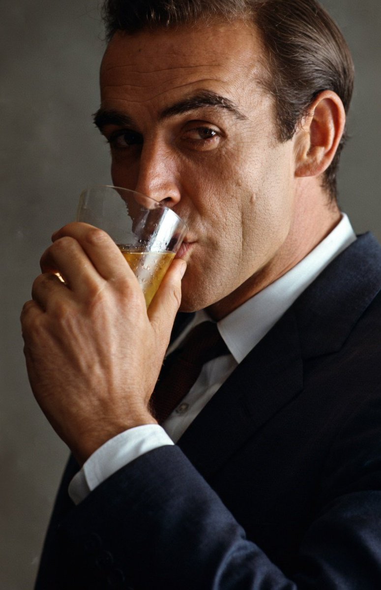 SeanConneryAr's tweet photo. #SeanConnery  007 
#JamesBond ⚪️⚪️⚪️🔴 https://t.co/3lkeFWW3Bg