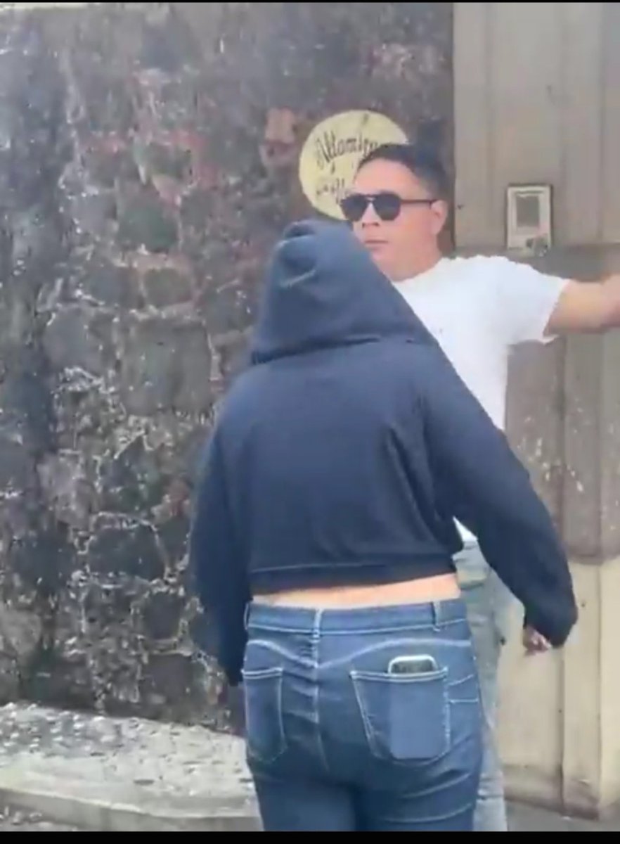 ecuernavaco2's tweet photo. El es Carlos Eduardo Pérez Bahena y es parte del gabinete de Margarita González Sarabia, ayer golpeó a un adulto mayor por un percance vial.
¿Como ven a los servidores públicos de Morena en Morelos? https://t.co/EYzJwXVw3c
