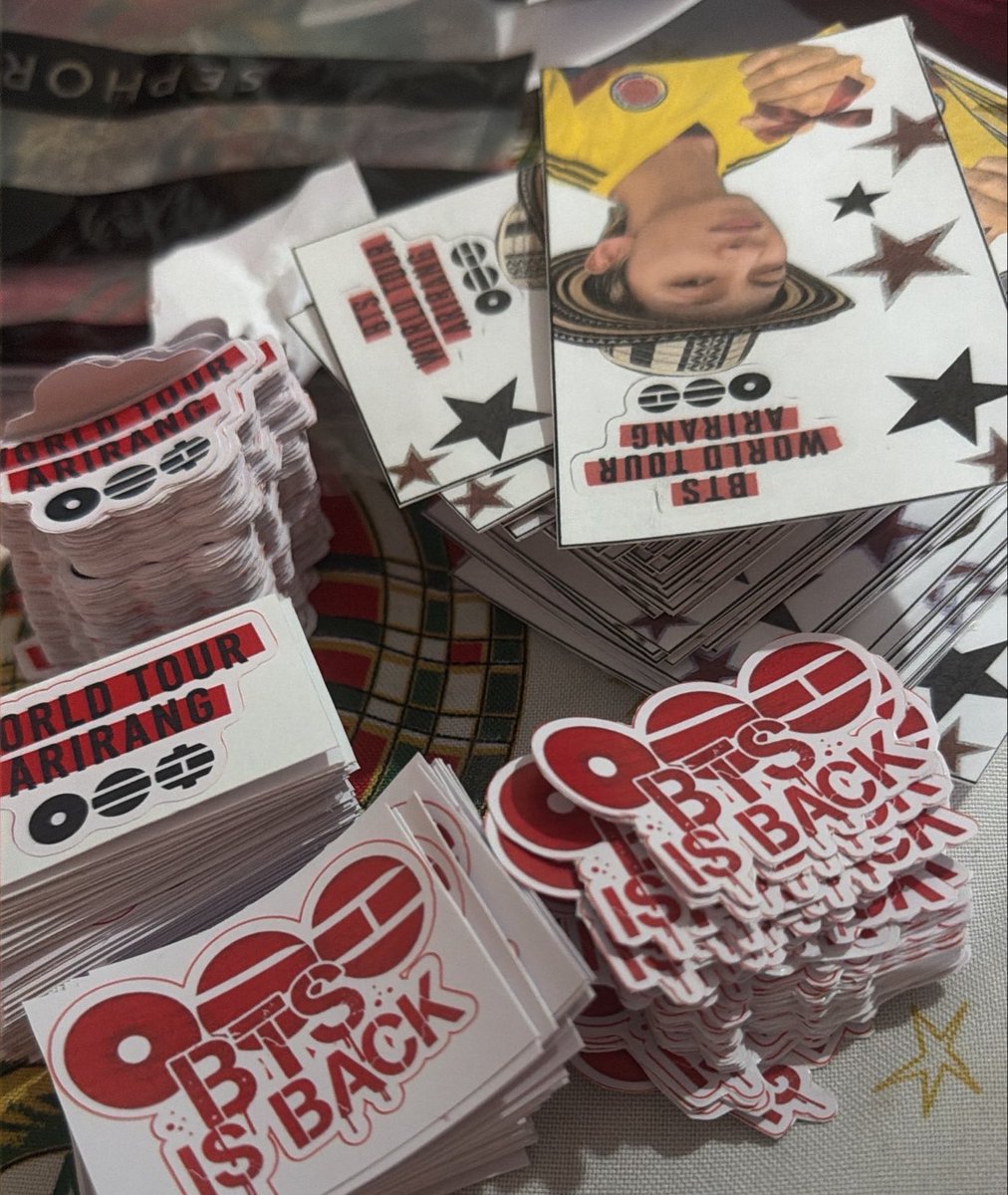 Vtbsooo's tweet photo. @taeyjade Pues ando cayendo en la locura xq nisiquiera los he armado 💀 y aún me falta ese rollote de stikers por cortar https://t.co/xdeWbAhwEs