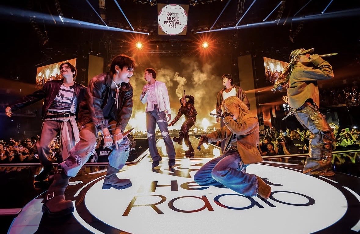letyluv's tweet photo. This pic by photographer Kevin Mazur is jaw dropping. Look at their faces!!Bangtan in their element looking wild &amp; free!! https://t.co/urHNl59dZM