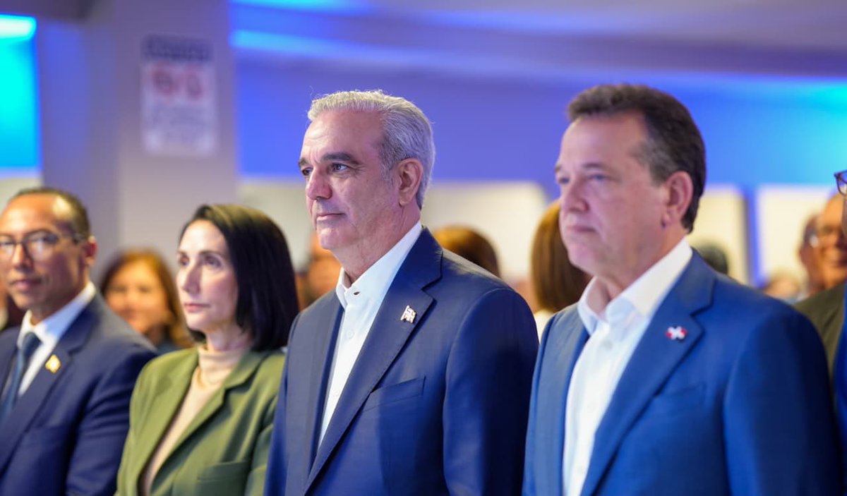 victoraquinotv's tweet photo. Presidente Abinader inicia entrega oficial del Pasaporte Electrónico para dominicanos en Nueva York, Nueva Jersey y Boston

La nueva libreta llega a la diáspora con más de 130 medidas de seguridad y una cobertura de hasta US$9,000 para la repatriación de restos mortales, y su implementación se extenderá gradualmente a otros consulados para facilitar su acceso

Jesús Vásquez y Lorenzo Ramírez coinciden en destacar la sensibilidad del presidente Abinader y su compromiso de acercar soluciones que brinden seguridad, respaldo y tranquilidad a los dominicanos que viven lejos de su tierra

Nueva York.– El presidente Luis Abinader encabezó este domingo la entrega oficial del Pasaporte Electrónico para los dominicanos residentes en Nueva York, Nueva Jersey y Boston, dando inicio  formal al despliegue internacional de la nueva libreta, que incorpora más de 130 medidas de seguridad y una cobertura de hasta US$9,000 para la repatriación de restos mortales, como parte de las facilidades y servicios dirigidos a la diáspora dominicana.

La puesta en marcha del nuevo servicio se realizó por el Ministerio de Relaciones Exteriores (MIREX), en coordinación con la Dirección General de Pasaportes (DGP) y permitirá que miles de dominicanos puedan realizar el proceso en Estados Unidos, sin tener que trasladarse a la República Dominicana. 

En el acto el presidente Abinader estuvo acompañado de la primera dama, Raquel Arbaje; de los ministros de Relaciones Exteriores, Víctor -Ito- Bisonó; de la Presidencia, José Ignacio Paliza; del cónsul general de la República Dominicana en Nueva York, Jesús Vásquez Martínez y del director general de Pasaportes, Lorenzo Ramírez. 

El presidente Abinader realizó la entrega oficial del primer Pasaporte Electrónico dominicano a la familia Valdéz García, marcando el inicio de este servicio para la comunidad dominicana en el exterior.

La actividad forma parte de la agenda que desarrolla el presidente Abinader en Nueva York, donde cumple una serie de compromisos orientados a fortalecer los vínculos de la República Dominicana con su diáspora y participa en actividades en el marco de su presencia en esta ciudad con motivo del 81.º período de sesiones de la Asamblea General de las Naciones Unidas.

*Visión del presidente Abinader para dotar a los dominicanos de un pasaporte seguro y reconocido mundialmente*

En el acto, el director general de Pasaportes, Lorenzo Ramírez, destacó que la implementación del Pasaporte Electrónico responde a la visión y al respaldo del presidente Abinader de dotar a los dominicanos, dentro y fuera del país, de un documento de identidad seguro, confiable, moderno y reconocido a nivel mundial y agregó que el mandatario ha impulsado este proceso colocando como prioridad las necesidades de los ciudadanos y la importancia de contar con un documento que cumpla con los más altos estándares internacionales.

“Ha sido él, con su guía y su apoyo, que ha determinado las necesidades y las bondades que representa para los dominicanos tener un documento de identidad seguro, confiable y, sobre todo, un documento reconocido a nivel mundial”, expresó.

El funcionario informó que además de las mejoras de seguridad, el Pasaporte Electrónico incluye un servicio de repatriación de restos mortales con una cobertura de hasta 9,000 dólares o su equivalente en pesos y dijo que este beneficio busca acompañar a las familias que enfrentan el fallecimiento de un ser querido fuera del país y no cuentan con los recursos necesarios para trasladarlo a suelo dominicano.

Agregó que además, cuenta con más de 130 medidas de seguridad y tecnología de última generación, características que, aseguró, lo colocan en condiciones de competir con los documentos de viaje más avanzados a nivel internacional. Asimismo, indicó que la República Dominicana se prepara para avanzar hacia una nueva etapa mediante el Digital Travel Credential (DTC), que permitirá disponer de una credencial digital de viaje en los teléfonos . @LorenzoDRamirez