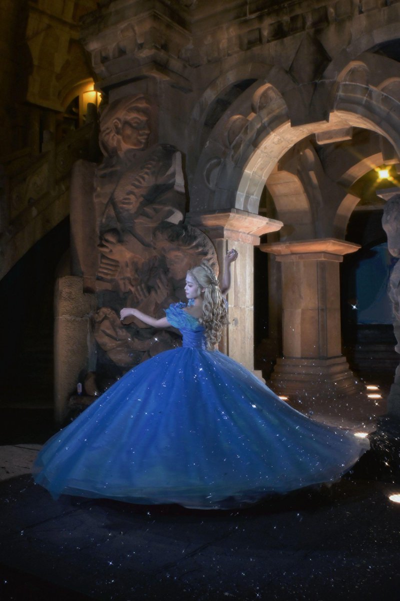cinderelladres's tweet photo. そして、今日は台風が接近してきてるし、直径145cmの7段パニエに実写版シンデレラのドレスを着たら、ドレスが捲れあがってパンチラし放題かも💕雨嵐に巻き込まれて、雨に打たれたいい女になって、世の男性の皆さんを虜にしたいわ💋‍私のドレスで興奮して欲しいの👗 #シンデレラ #実写シンデレラ #Dハロ https://t.co/uGeCSNr204