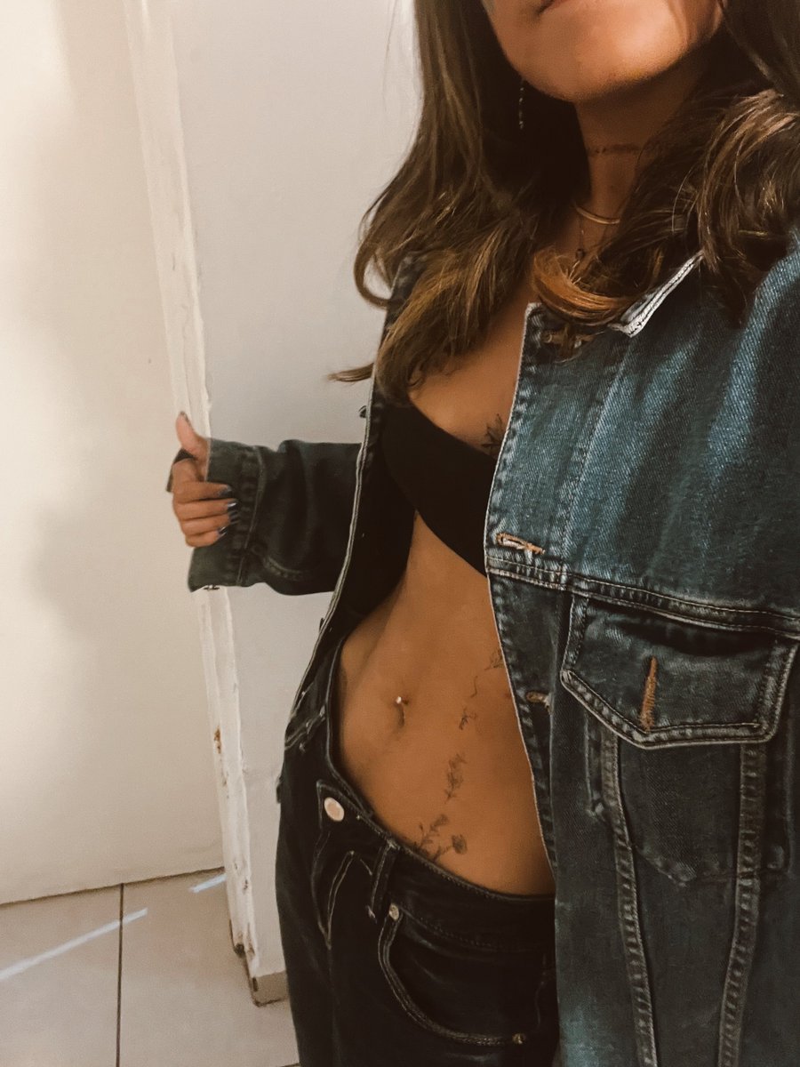 arianatapia2000's tweet photo. #latecheckouttour 🦂🦂 https://t.co/VDJmZmQOM3