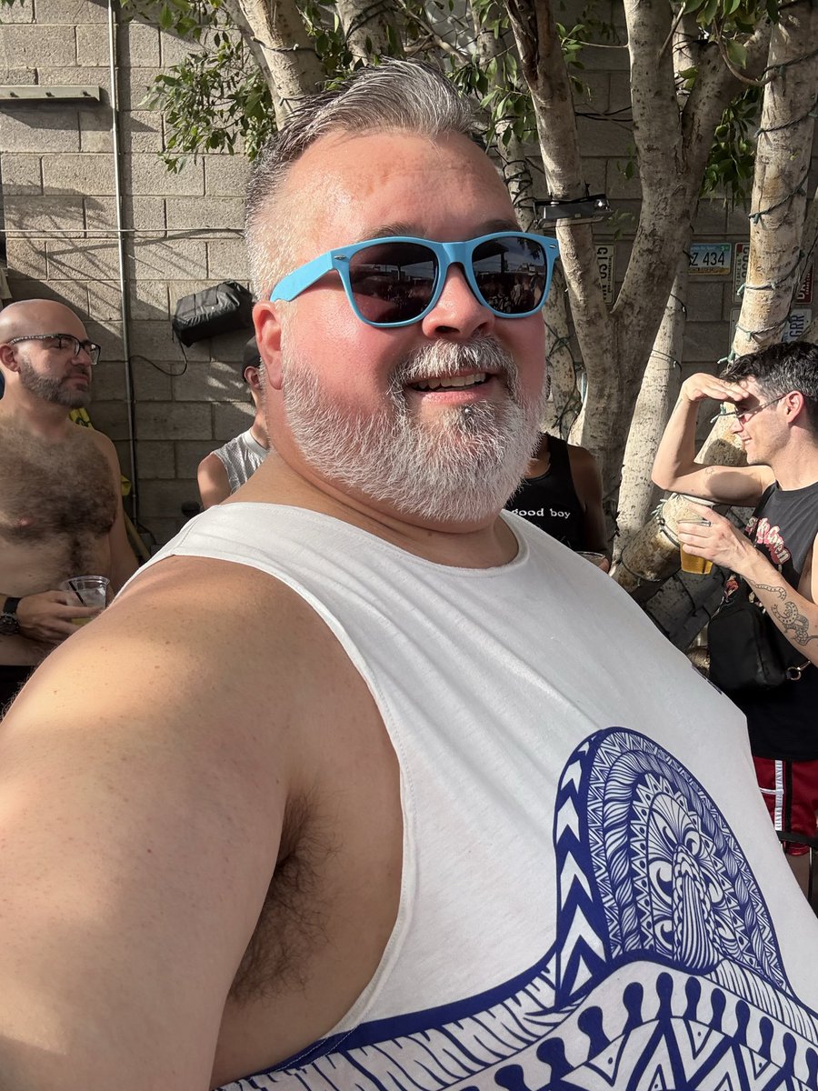 CabanaBear's tweet photo. Fall has arrived in AZ! Sunday fun day at Bunkhouse!
#cabanabear #chub #bearsofinstagram #sundayfunday #azfall https://t.co/h1K5OB7x5C