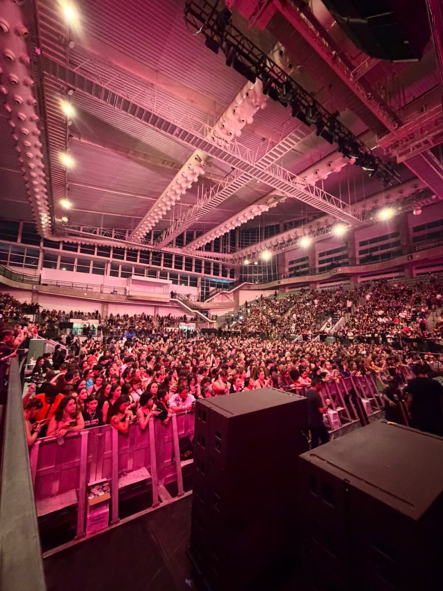 acervo5sos's tweet photo. ACERVO NO PALCO VENDO TODOS VOCÊS BONITINHOS ESPERANDO A 5SOS https://t.co/rZ9YX6feyQ