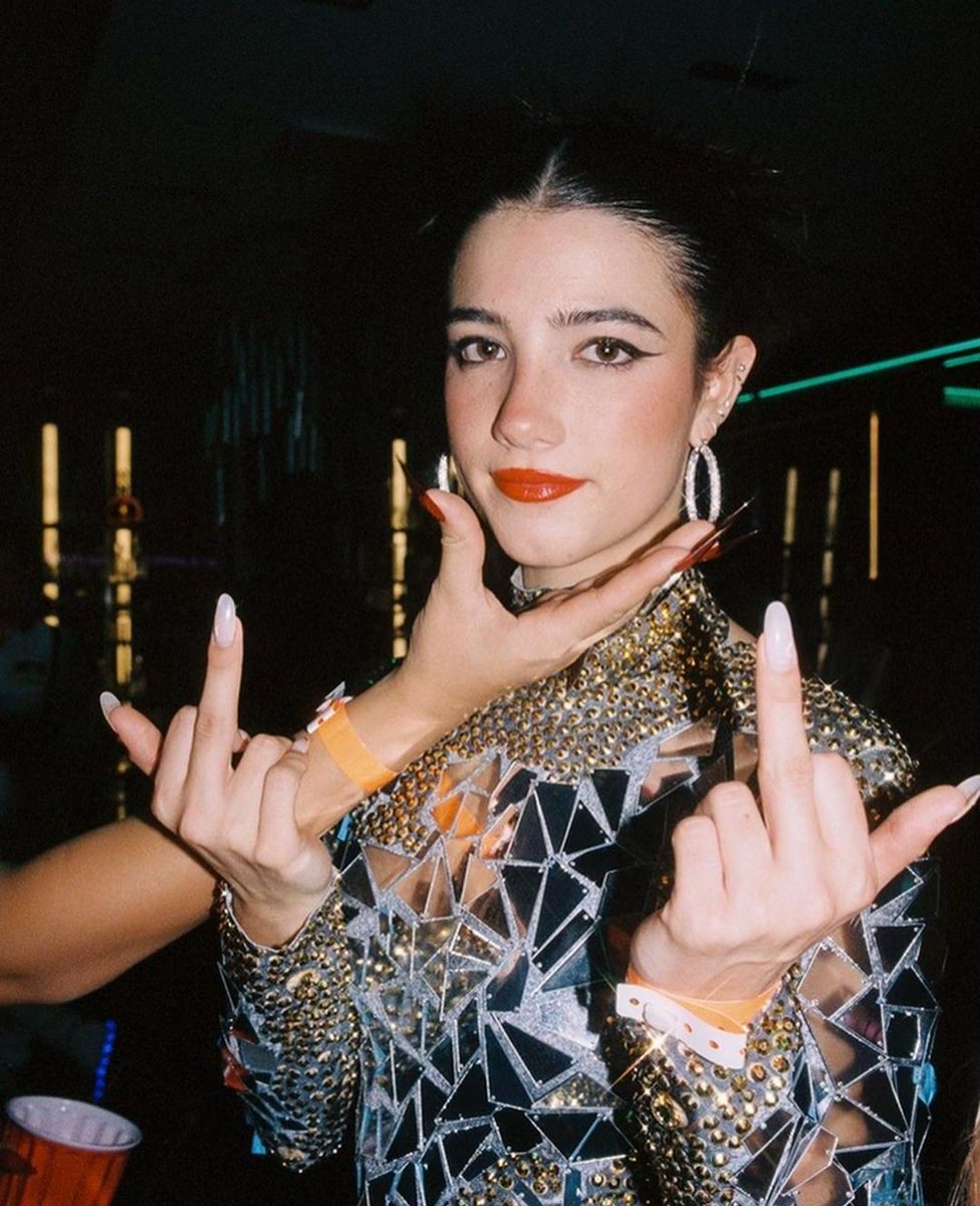 creamofthebop's tweet photo. Charli does NOT fuck with you, weirdo.🖕 https://t.co/oyVi99BvW9