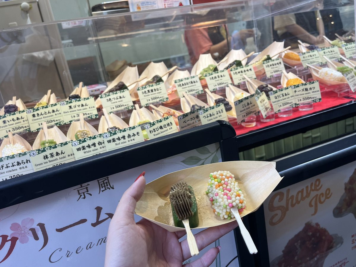 s15c27saku's tweet photo. 浅草ぷち食べ歩き
七味もなかの衝撃が凄くてハマりそうw
お麩とスイートポテト美味しかった
アイスはクラゲとどぶろく🍨
変なアイスあって楽しかった！ https://t.co/gfabDdtAdY