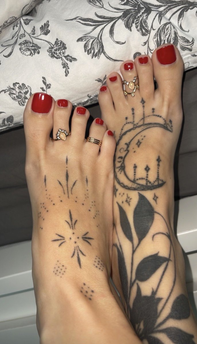 LunaLuciousLik's tweet photo. New jewelry! Bling bling 💍 I need more! #feet #feetfetısh #feetworshi̇p #toes #rednails https://t.co/Wc9vGK4qGf