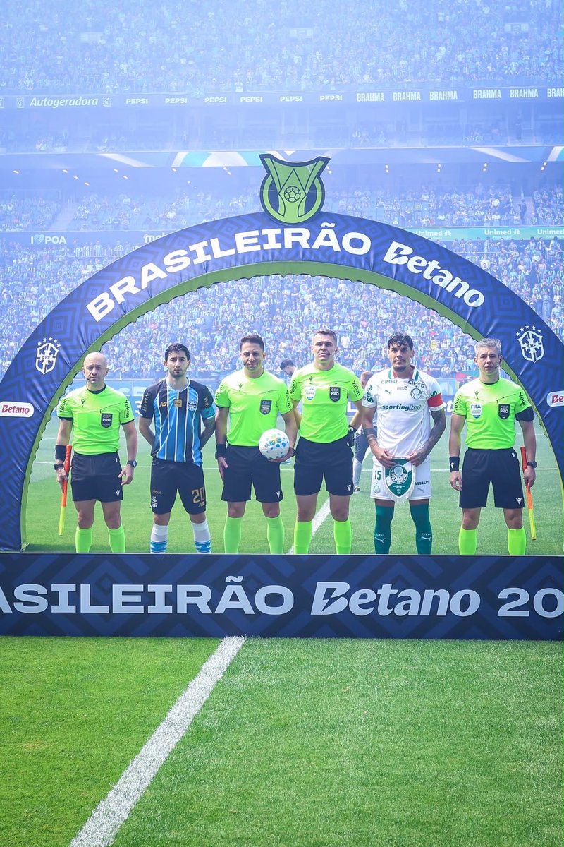 Wilson11G's tweet photo. ¡QUÉ IMAGEN!
Dos paraguayos capitanes en dos de los clubes más grandes de Brasil y Sudamérica. Hermoso 👏🏻💪🏻

Son muy grandes Gustavo Gómez y Mathías Villasanti.

#LaGranJugada
@rockandpop955 
@nanduti https://t.co/TNXeoqgfSY