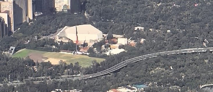 rubenmoreiravdz's tweet photo. ¿Y el bosque?

El Bosque de Chapultepec es un espacio vital para la Ciudad de México. Por ello, no es una buena noticia que disminuyan sus áreas arboladas y permeables.

Este sitio milenario debe protegerse y conservarse, no ser víctima de la construcción de más edificios.

El museo que se propone para el Ejército puede encontrar un mejor lugar en el país. #Chapultepec necesita árboles y espacios naturales, no más construcciones.