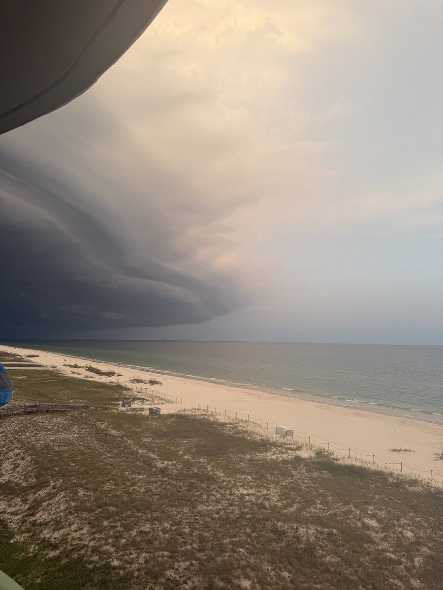MichelleLHarri5's tweet photo. Storm moving into Perdido Key, FL @spann https://t.co/C74tXotbaV