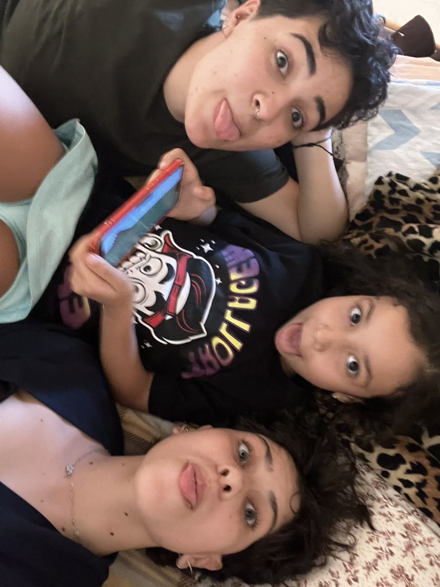 Jelly_vick's tweet photo. ESTOU NUMA VIELA
NO BECO SEM SAIDAAA
APAIXONADA POR ELA 
COMO É BONITA MINHA VIDA! https://t.co/0kwqrH7yPf
