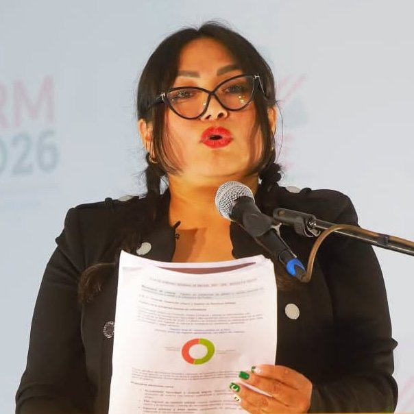 SputnikMundo's tweet photo. 🇵🇪🚨 Autoridades peruanas dan seguimiento al asesinato de candidata a un Gobierno regional

🔎 Susy Aponte, candidata a gobernadora regional del departamento de Áncash (occidente), fue asesinada durante un recorrido en la ciudad de Caraz, de acuerdo con información del Ministerio Público del país sudamericano.

⚖️ De acuerdo con las autoridades, en un primer momento el caso se investigó bajo el delito de feminicidio; sin embargo, al reasignarse el caso, se recalificó el crimen como presunto sicariato. Hasta el momento se reportan dos detenidos en flagrancia por estos hechos.

🚔 Como parte de las pesquisas, se han tomado los testimonios de las personas que resultaron heridas por bala; se solicitó el registro de las cámaras de vigilancia del hotel donde se habría hospedado uno de los presuntos atacantes, y se realizó la pericia de absorción atómica.