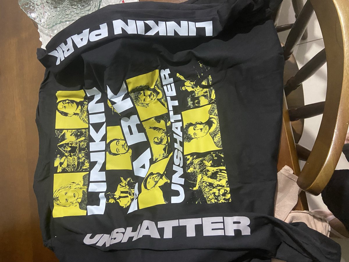 JanaAudioVideo's tweet photo. Chegou meu uniforme para #unshattermovie :D
Queria ter ido no antecipado do LPU, mas estava no Rio.
Mas vou ver três vezes em Sampa ahhhhahhaha #LinkinParkBR #BePartOfSomething https://t.co/lrvuZih0PX