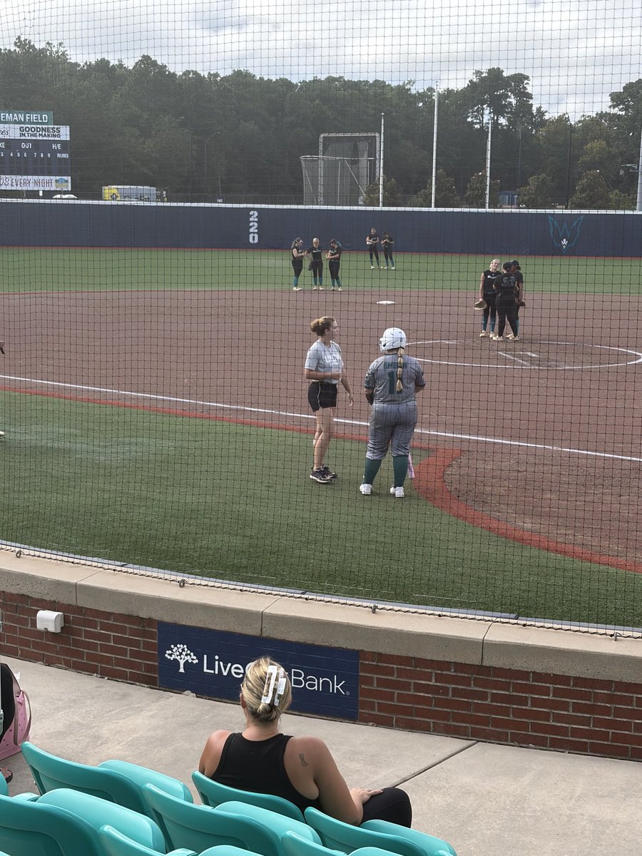 kbsmeigh's tweet photo. Thanks to @AshleyWadeUNCW and the @UNCWsoftball players and coaches for hosting us at their team camp today! @BladenStarz #softball #teamcamp https://t.co/x9uUxV4i1Q